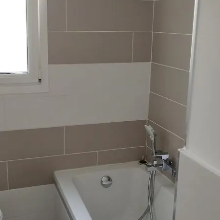 4 P Neuf Dans De , Clim, Parking, Jardin Apartment